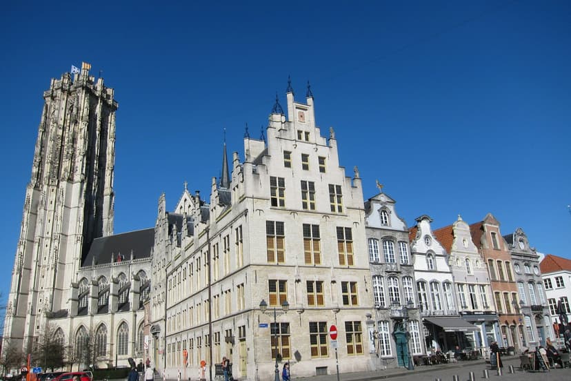 La Grand-Place de Malines avec sa tour Saint-Rombaut