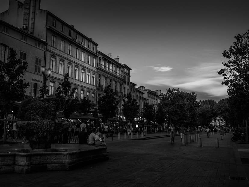 Le cours Mirabeau à Aix-en-Provence, avec sa fontaine et ses platanes