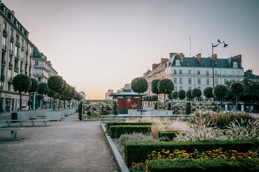 La Place de la République à Rennes, entourée de ses bâtiments historiques