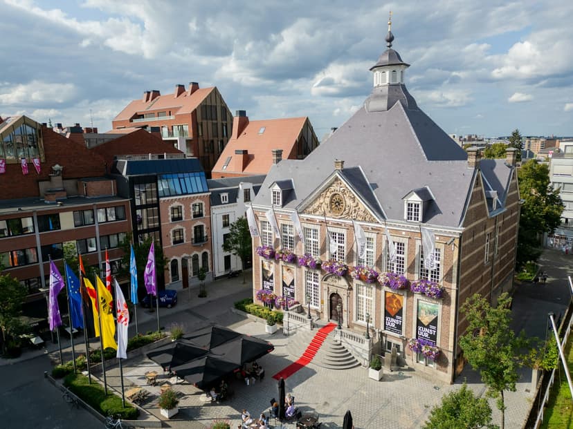 Vue aérienne de l'hôtel de ville historique de Hasselt
