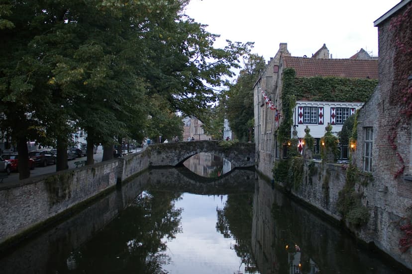 Un canal typique de Bruges bordé de maisons anciennes