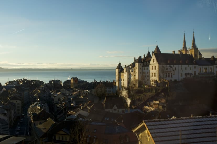 Le château de Neuchâtel surplombant la ville et le lac, en Suisse