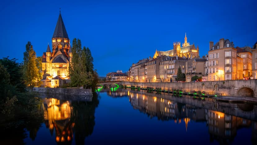 Metz de nuit, le Temple Neuf et la cathédrale Saint-Étienne au bord de la Moselle