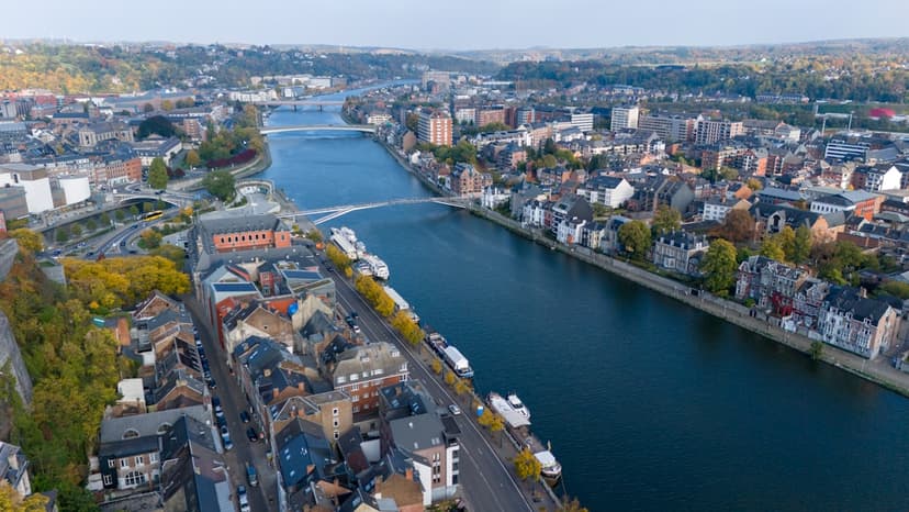 Vue aérienne de Namur, à la confluence de la Meuse et de la Sambre, avec sa citadelle