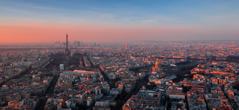 Vue aérienne de la tour Eiffel et des Invalides à Paris au coucher du soleil