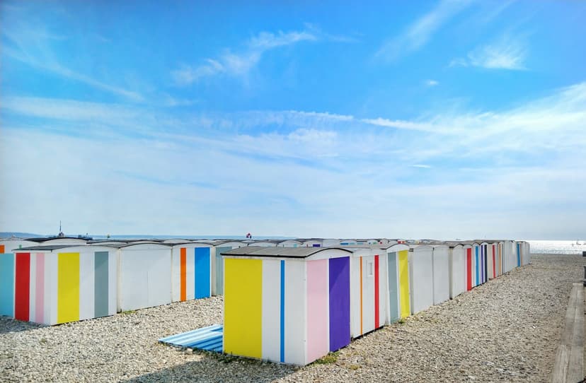 Les cabanes colorées de la plage du Havre en Normandie