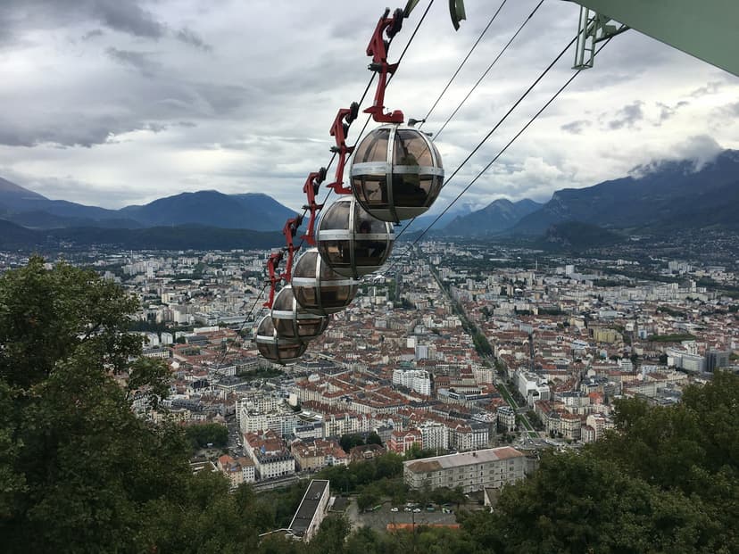 Les télécabines de la Bastille survolant Grenoble