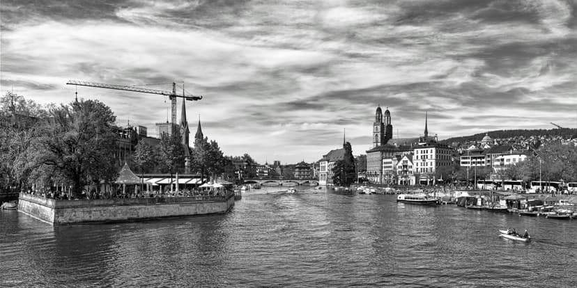 Vue panoramique de Zurich depuis le Quaibrücke