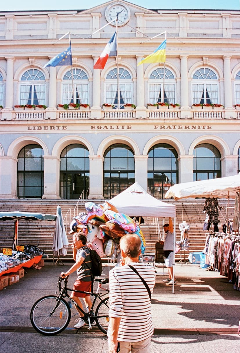 Marché en plein air devant l'hôtel de ville de Saint-Étienne