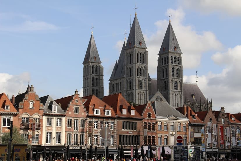Clocher gothique dominant les toits de Tournai en Wallonie