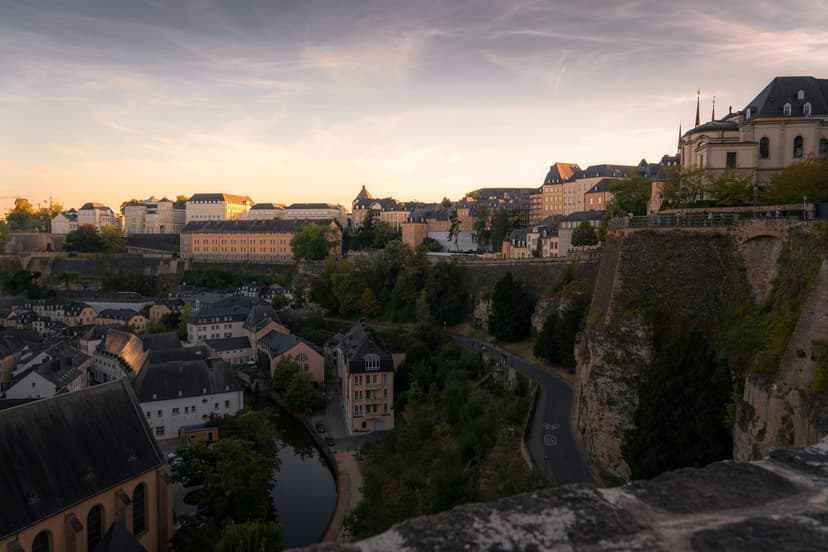 Les bâtiments du quartier du Grund à Luxembourg-Ville au coucher du soleil